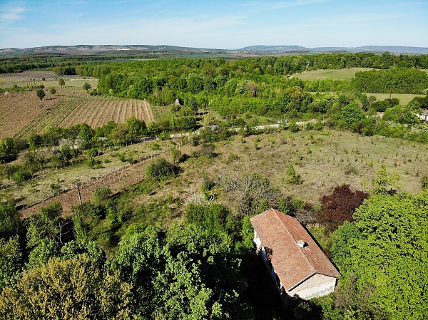 villa-with-spacious-plot-of-land-and-very-good-location-just-a-few-kilometers-away-from-big-city-in-bulgaria