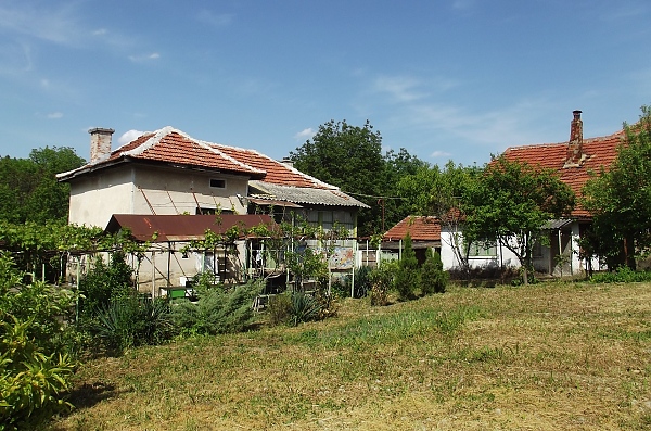 big-rural-property-with-house-garage-annex-barn-and-land-located-in-a-quiet-village-half-an-hour-away-from-two-big-cities-in-the