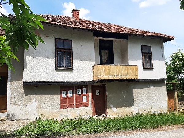 rural-house-with-plot-of-land-and-quiet-location-near-small-park-several-kilometers-away-from-river-and-railway-station