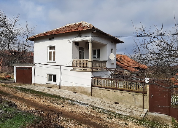 partially-refurbished-country-house-with-annex-garage-barn-and-land-situated-in-close-proximity-to-forest-and-village-square