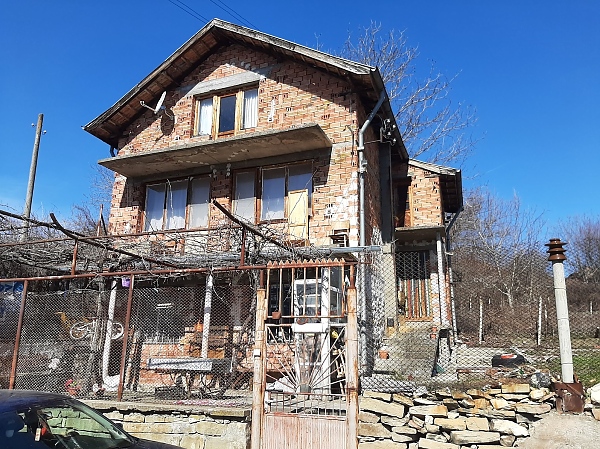 solid-country-house-with-garage-spacious-plot-of-land-and-nice-views-situated-100-km-away-from-sofia-bulgaria