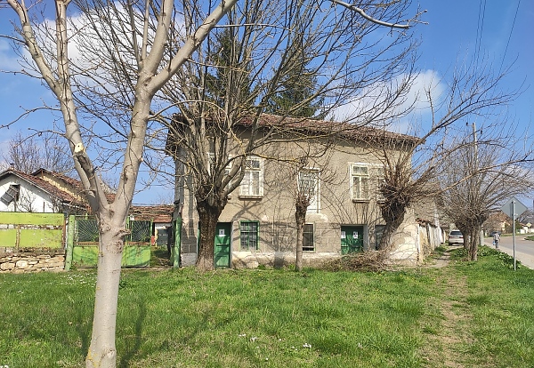 country-house-with-annex-barn-and-land-located-in-a-nice-village-near-hills-and-fields-10-km-away-from-montana-bulgaria