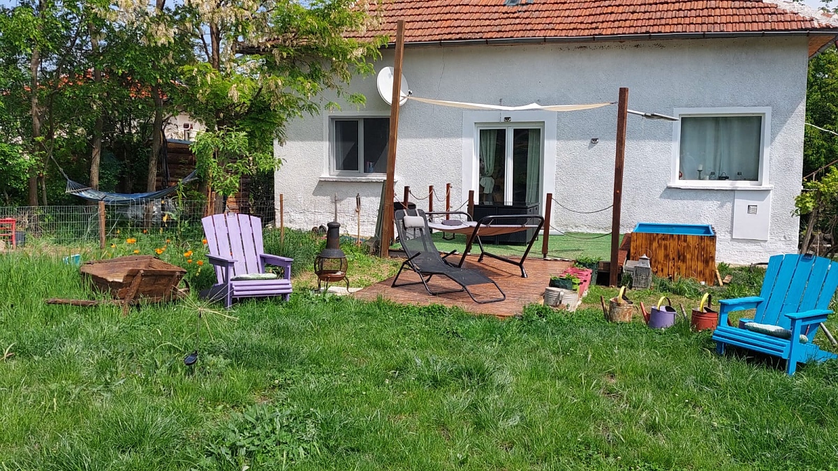 /big-rural-property-with-vast-yard-many-buildings-private-water-source-and-solar-system-up-for-sale/