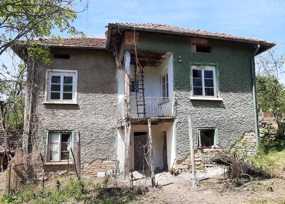 /old-country-house-with-barn-and-spacious-plot-of-land-located-in-a-quiet-village-100-km-northeast-of-sofia-bulgaria/