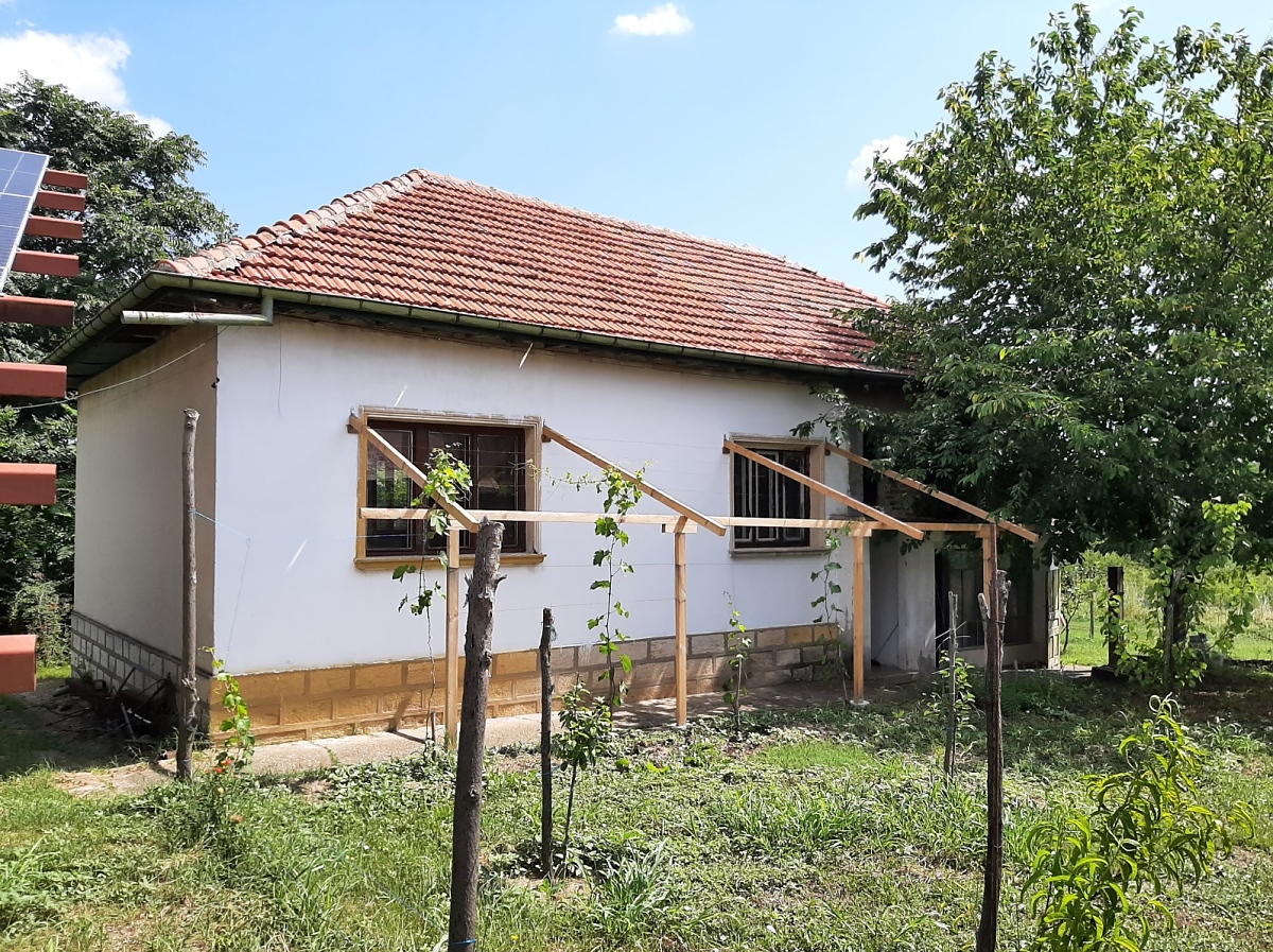 /solid-country-house-with-plot-of-land-storage-building-and-functioning-solar-panel-station-situated-45-km-north-of-vratsa-bulgar/