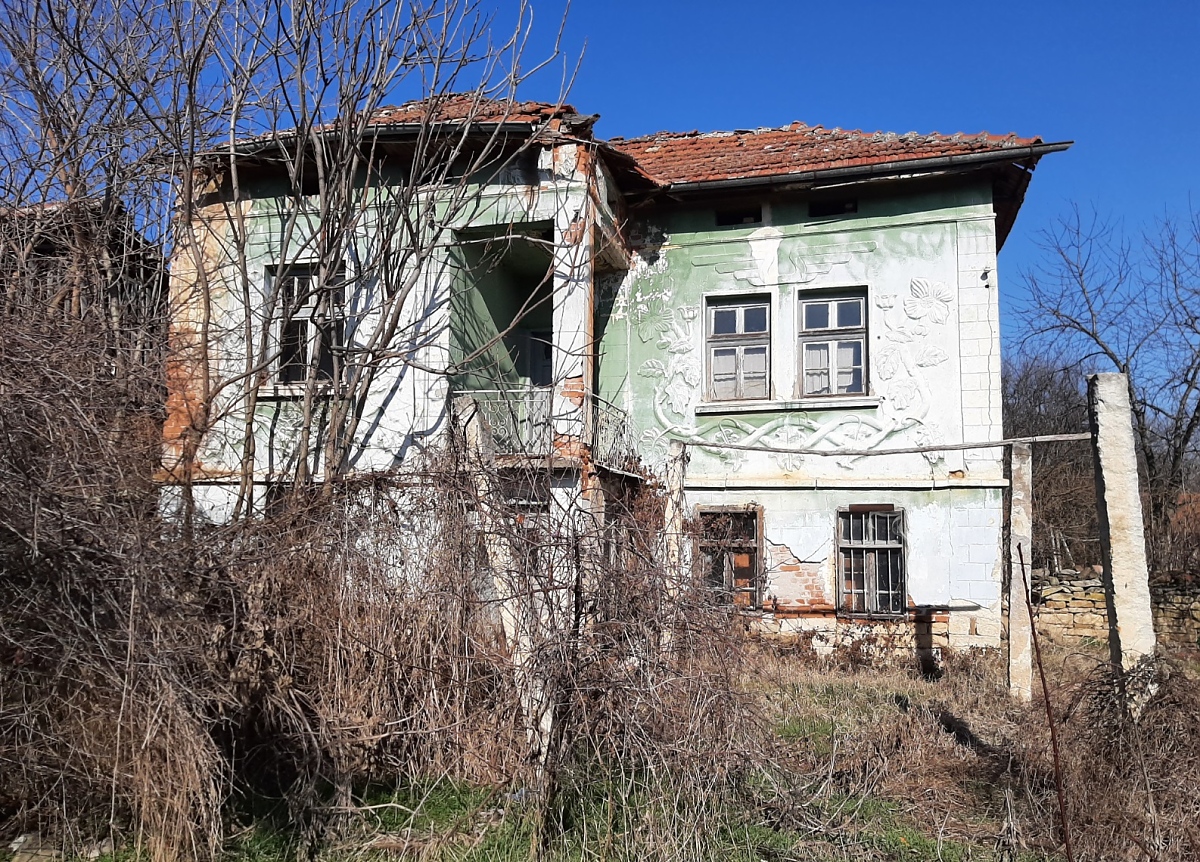 /old-rural-property-with-barn-and-small-mill-situated-in-a-quiet-village-100-km-northeast-from-sofia-bulgaria/