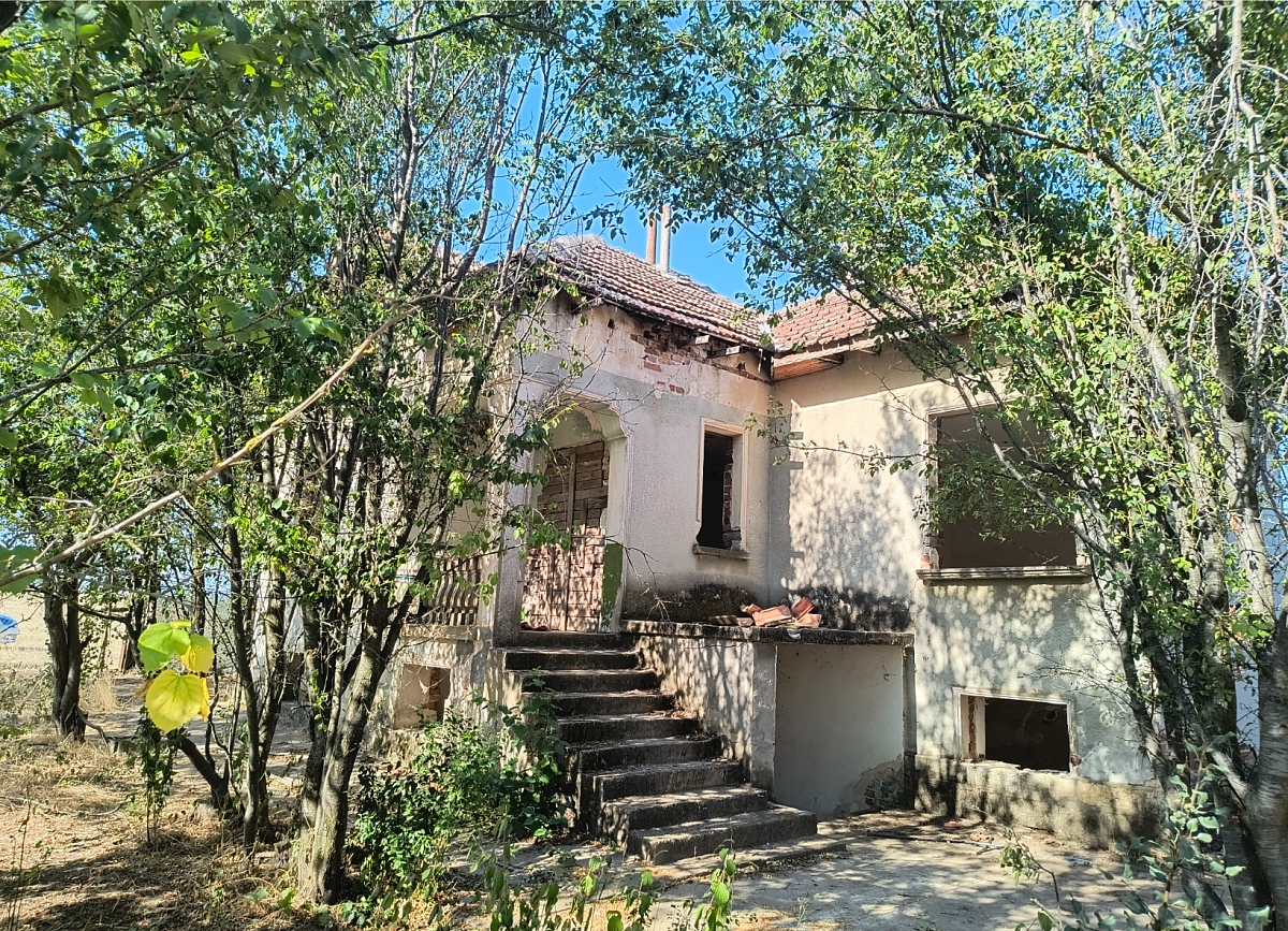 /old-rural-house-with-vast-yard-and-quiet-location-in-proximity-to-pine-forest-and-lake/