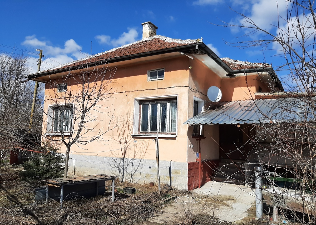 /partially-renovated-country-house-with-annex-garage-and-spacious-plot-of-land-situated-in-a-quiet-area-within-the-limits-of-a-vi/