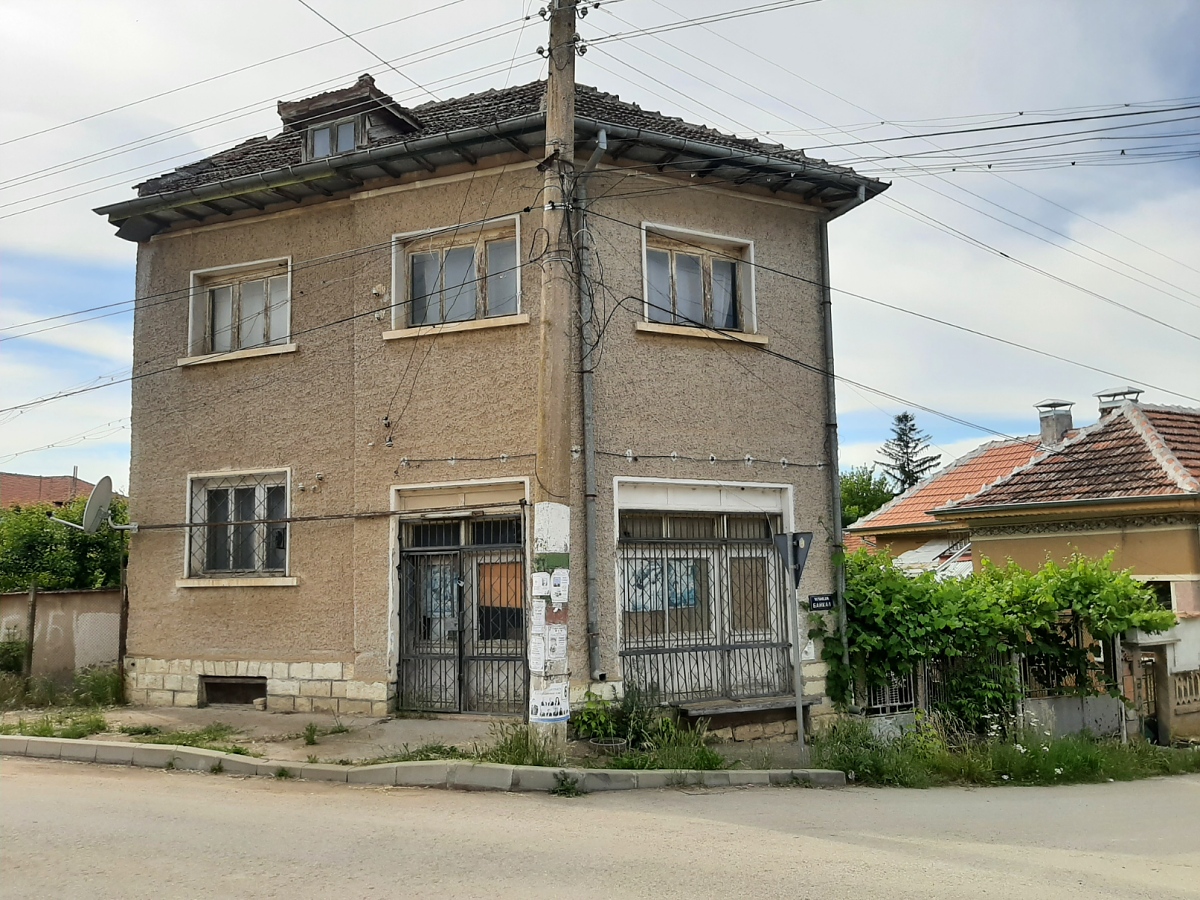 /rural-property-with-business-premise-situated-near-the-center-of-a-countryside-village-25-km-away-from-vratsa-bulgaria/