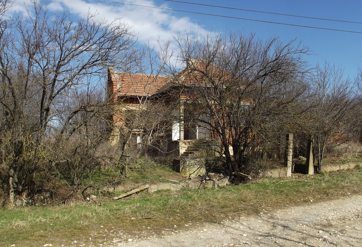 /derelict-old-property-with-big-plot-of-land-located-in-proximity-to-lake-and-pine-forest/