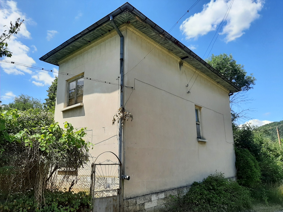 /solid-country-house-with-annex-barn-garage-and-big-plot-of-land-located-in-a-quiet-village-100-km-away-from-sofia-bulgaria/