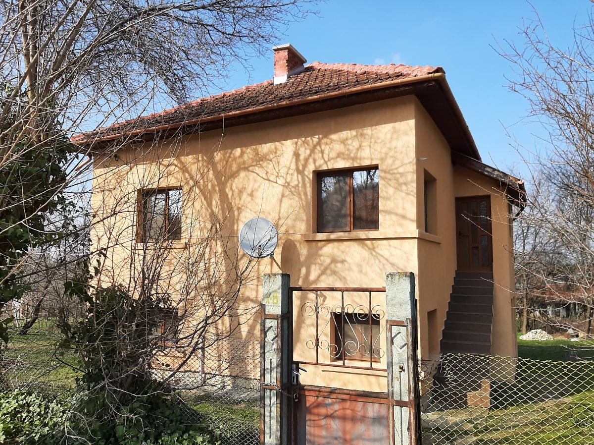 /renovated-country-house-with-plot-of-land-and-quiet-location-situated-in-a-village-near-hills-forest-and-dam-45-km-northeast-of-/