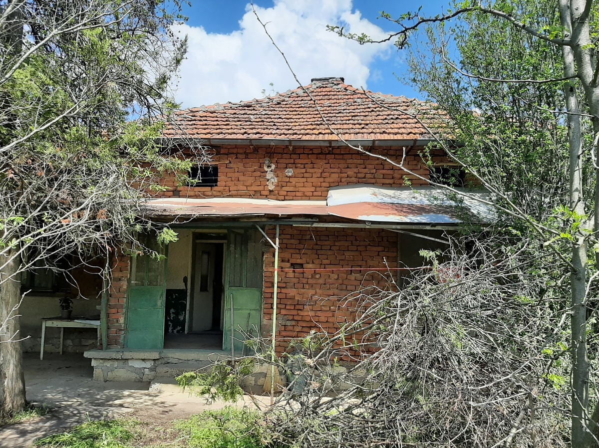 /old-country-house-with-plot-of-land-situated-in-a-big-village-near-river-55-km-north-of-vratsa-bulgaria/
