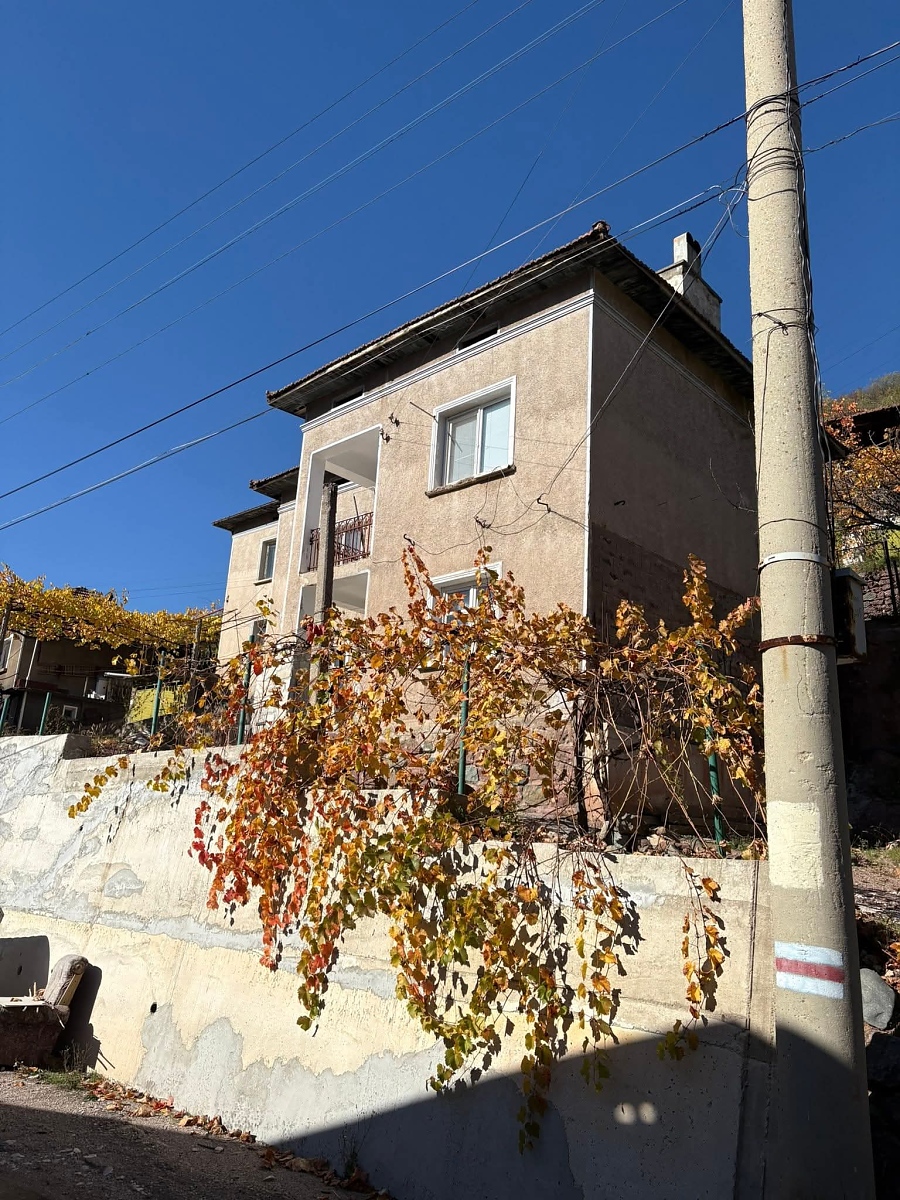 /refurbished-country-house-with-plot-of-land-and-great-views-situated-in-a-well-developed-village-1-hour-away-from-sofia-bulgaria/