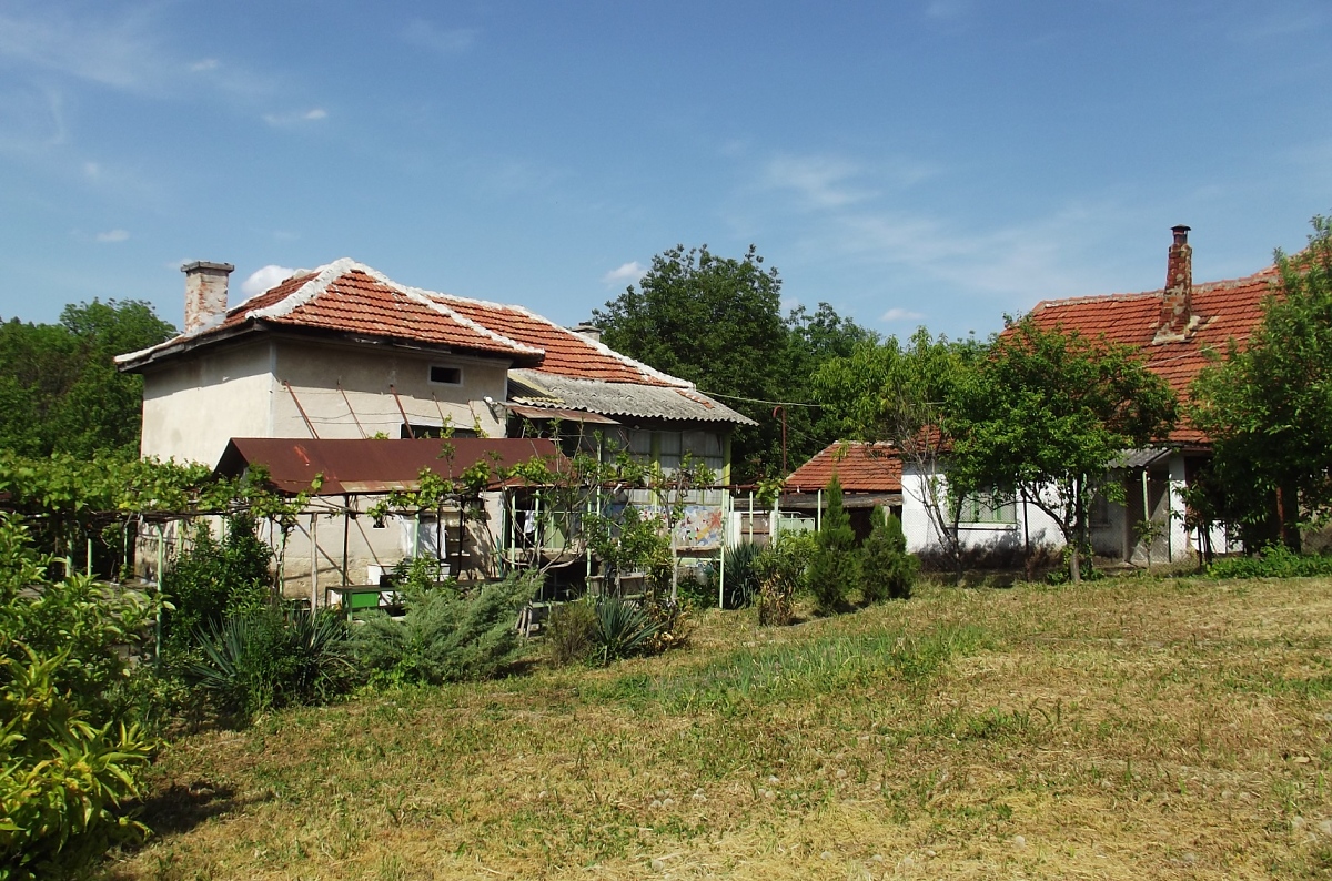 /big-rural-property-with-house-garage-annex-barn-and-land-located-in-a-quiet-village-half-an-hour-away-from-two-big-cities-in-the/