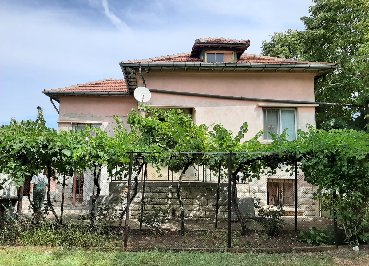/big-rural-property-with-house-annex-two-garages-barn-and-land-just-15-km-away-from-big-city-in-bulgaria/