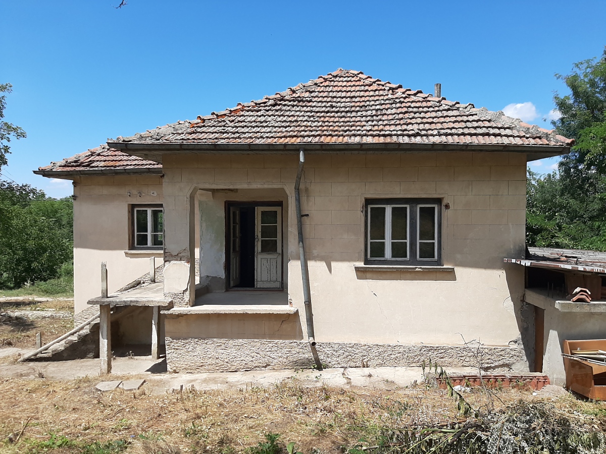 /rural-property-with-big-plot-of-land-spacious-garage-and-quiet-location-in-a-village-on-the-banks-of-the-danube-river/