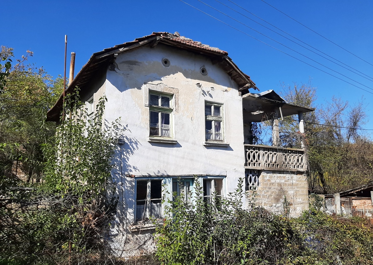 /rural-property-with-house-big-barn-spacious-yard-and-quiet-location-100-km-away-from-sofia-bulgaria/