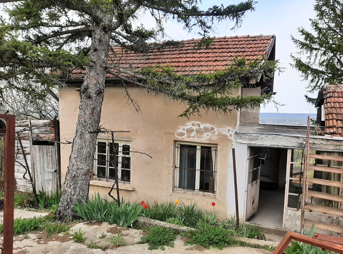 /villa-with-plot-of-land-and-nice-views-situated-close-to-a-big-city-in-bulgaria/