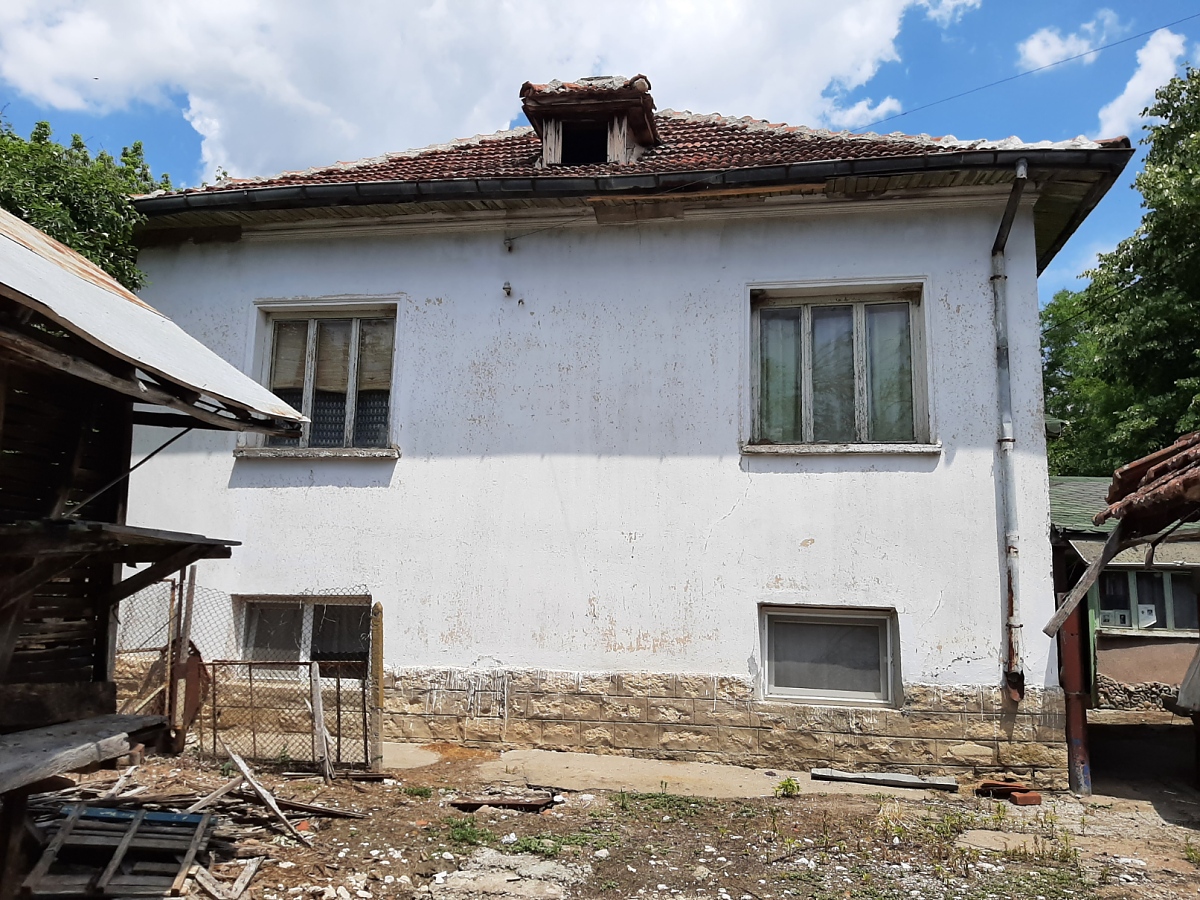 /old-rural-property-with-annex-barn-and-land-located-in-a-village-near-lake-45-km-northwest-of-vratsa-bulgaria/