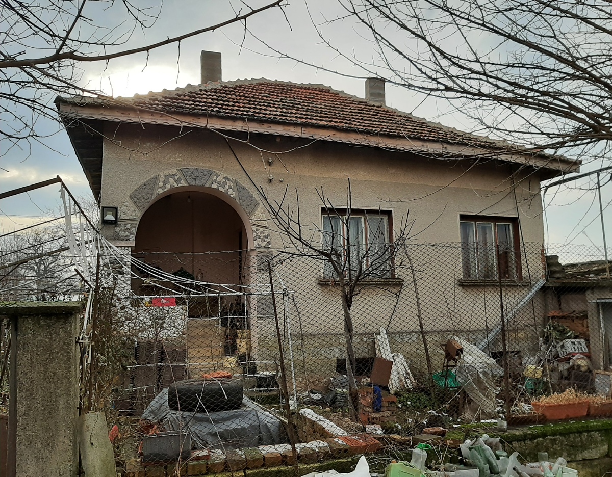 /big-rural-property-with-house-annex-barn-farm-buildings-greenhouse-and-additional-plot-of-land-located-in-the-outskirts-of-a-vil/