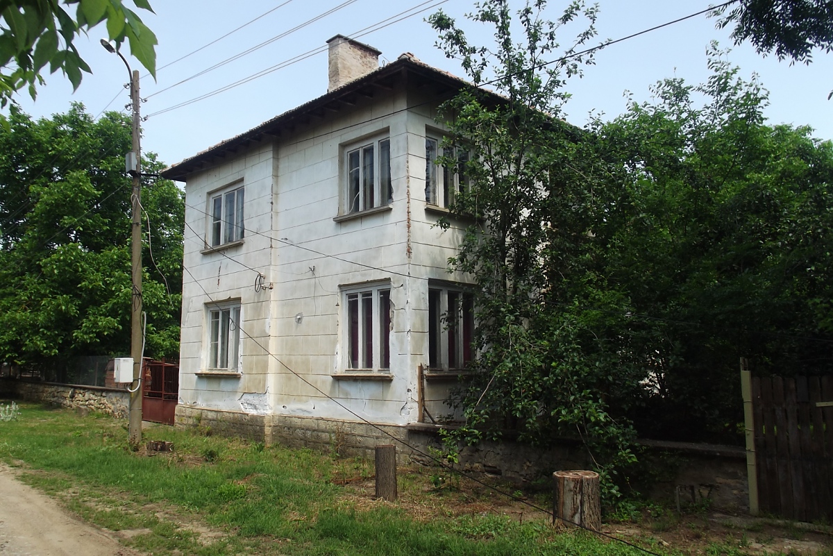 /old-country-house-with-big-barn-and-plot-of-land-located-in-a-village-near-river-65-km-north-from-vratsa-bulgaria/