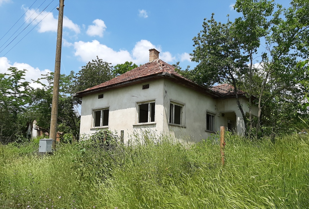 /old-rural-house-with-outbuildings-and-two-big-plots-of-regulated-land-situated-in-a-village-near-river-65-km-north-of-vratsa-bul/