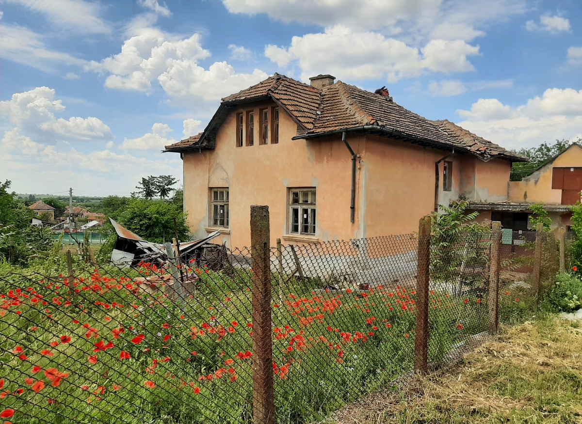 /old-country-house-with-annex-and-plot-of-land-located-in-a-big-village-55-km-northeast-of-vratsa-bulgaria/
