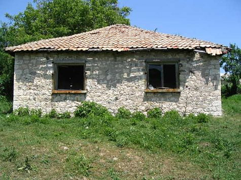 /an-old-house-located-away-from-civilization-looking-for-a-new-owner/