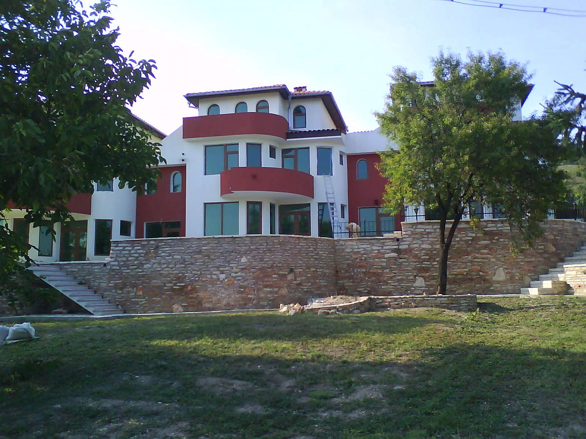 /big-apartment-with-garage-located-in-a-new-building-near-the-sea/