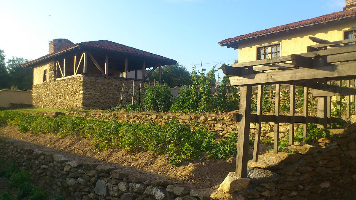 /big-rural-house-with-nice-yard-and-authentic-architecture-near-woods/