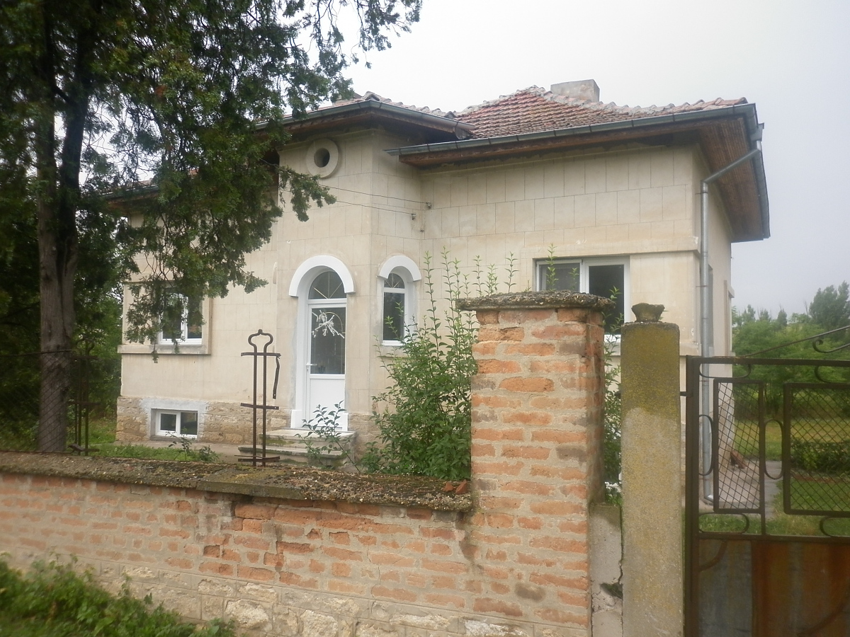 /very-nice-renovated-country-house-located-in-a-village-near-dam/
