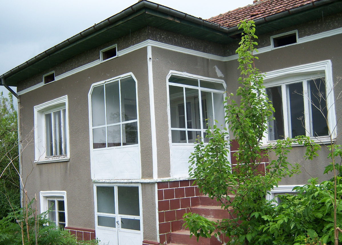/solid-country-house-with-summer-kitchen-and-spacious-yard-located-in-a-village-20-km-from-plevenbulgaria/