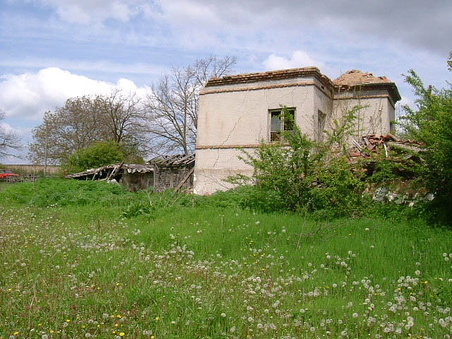 /an-old-house-with-big-garden-and-nice-views-located-in-the-outskirts-of-a-village-50-km-away-from-the-black-sea/