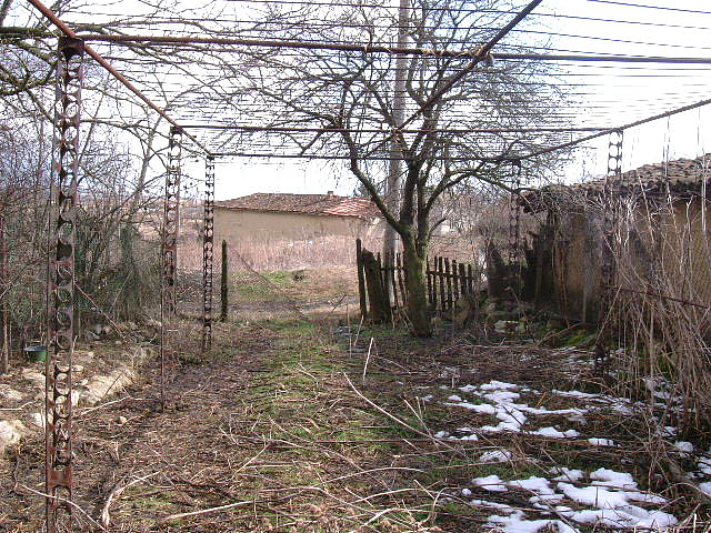 /old-rural-property-with-spacious-garden-located-in-the-outskirts-of-a-village-85-km-away-from-the-black-sea-coast/