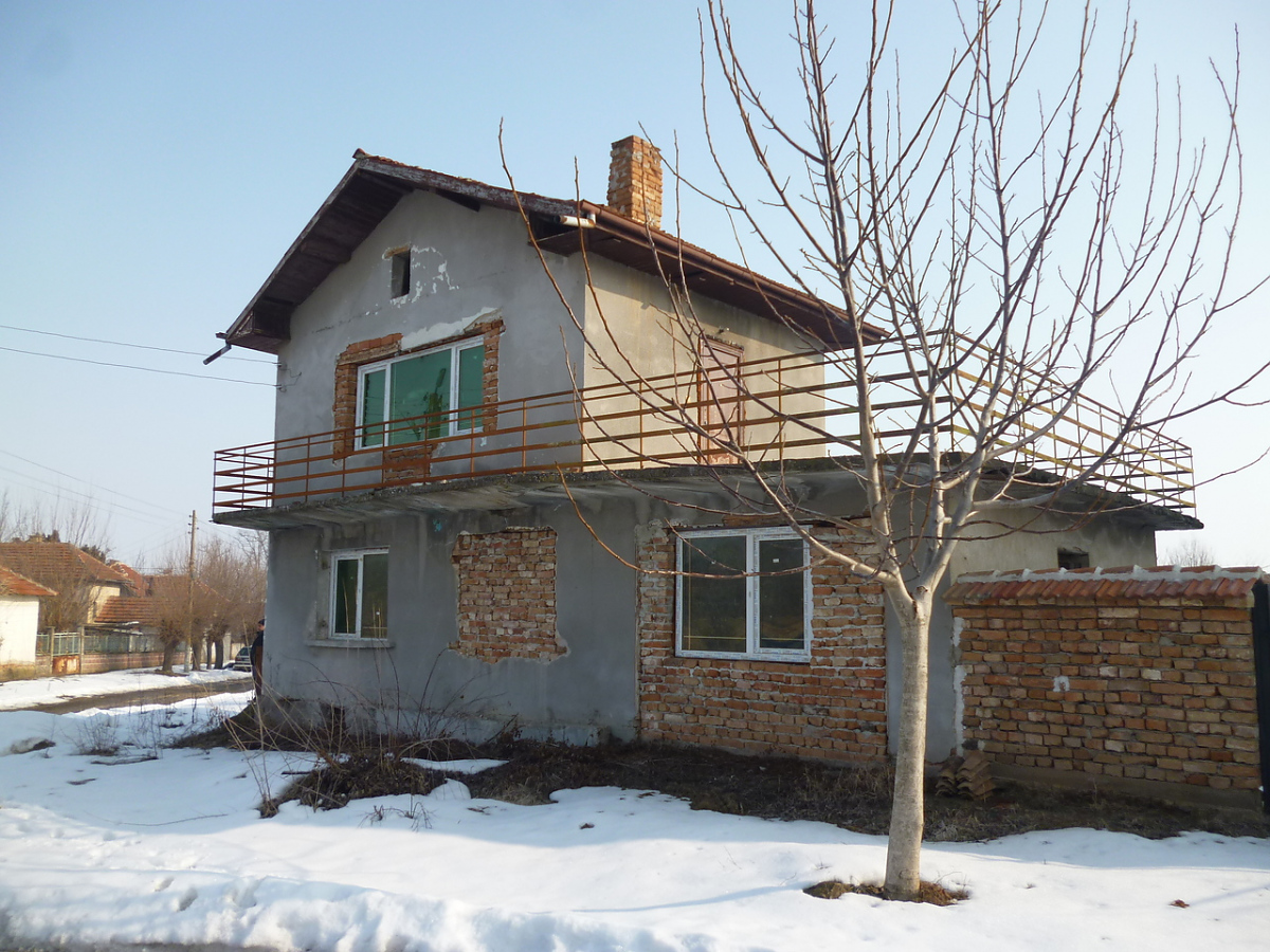 /country-house-with-plot-of-land-situated-near-the-center-of-a-lively-village-25-km-away-from-the-danube-river/