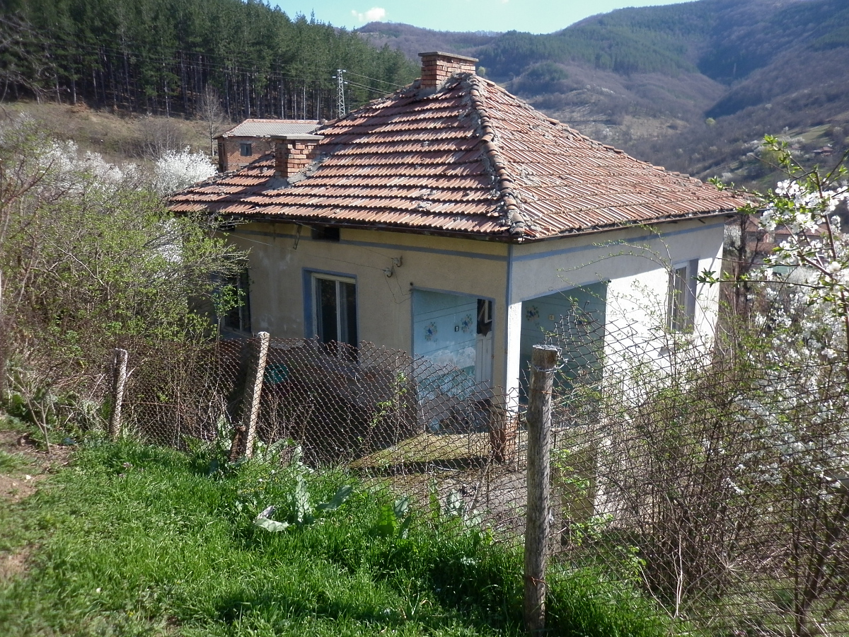 /old-country-house-with-plot-of-land-and-amazing-panoramic-views-situated-in-a-quiet-village-near-mountains-and-forest/