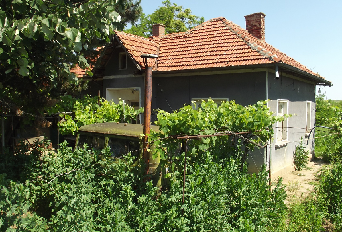 /old-rural-house-with-annex-farm-buildings-and-big-plot-of-land-located-in-a-village-near-lake-45-km-north-of-vratsa-bulgaria/