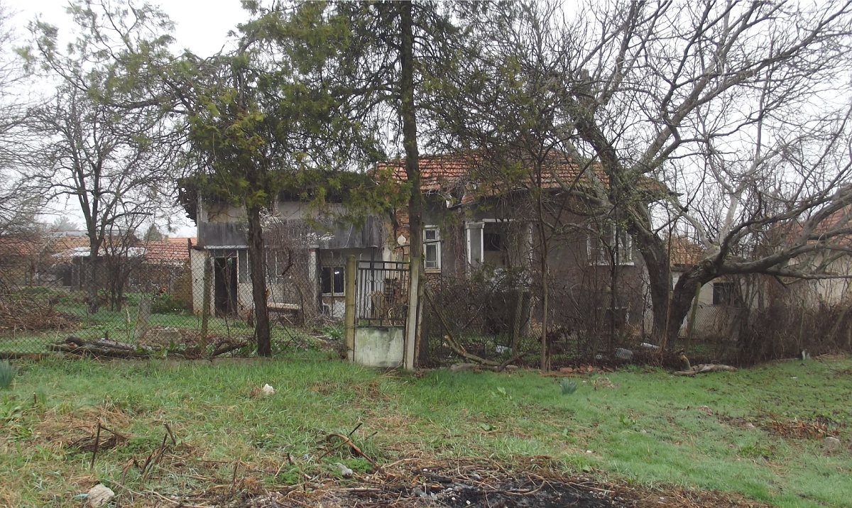 /derelict-house-with-annex-garage-and-land-located-within-the-limits-of-a-quiet-village-near-river-hills-and-fields-20-km-north-o/