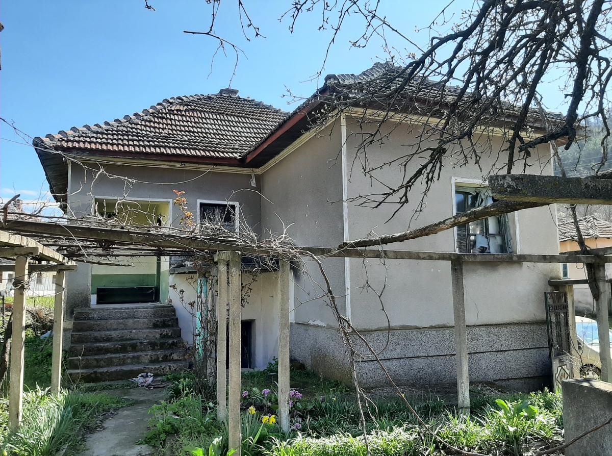 /plot-of-land-with-two-houses-partial-river-view-and-quiet-location-50-km-away-from-big-city-in-bulgaria/