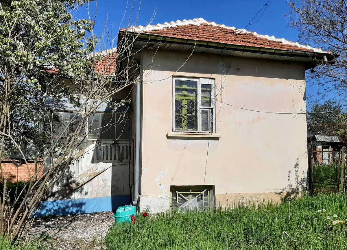 /old-country-house-with-spacious-yard-and-quiet-location-40-minutes-away-from-big-city-in-bulgaria/