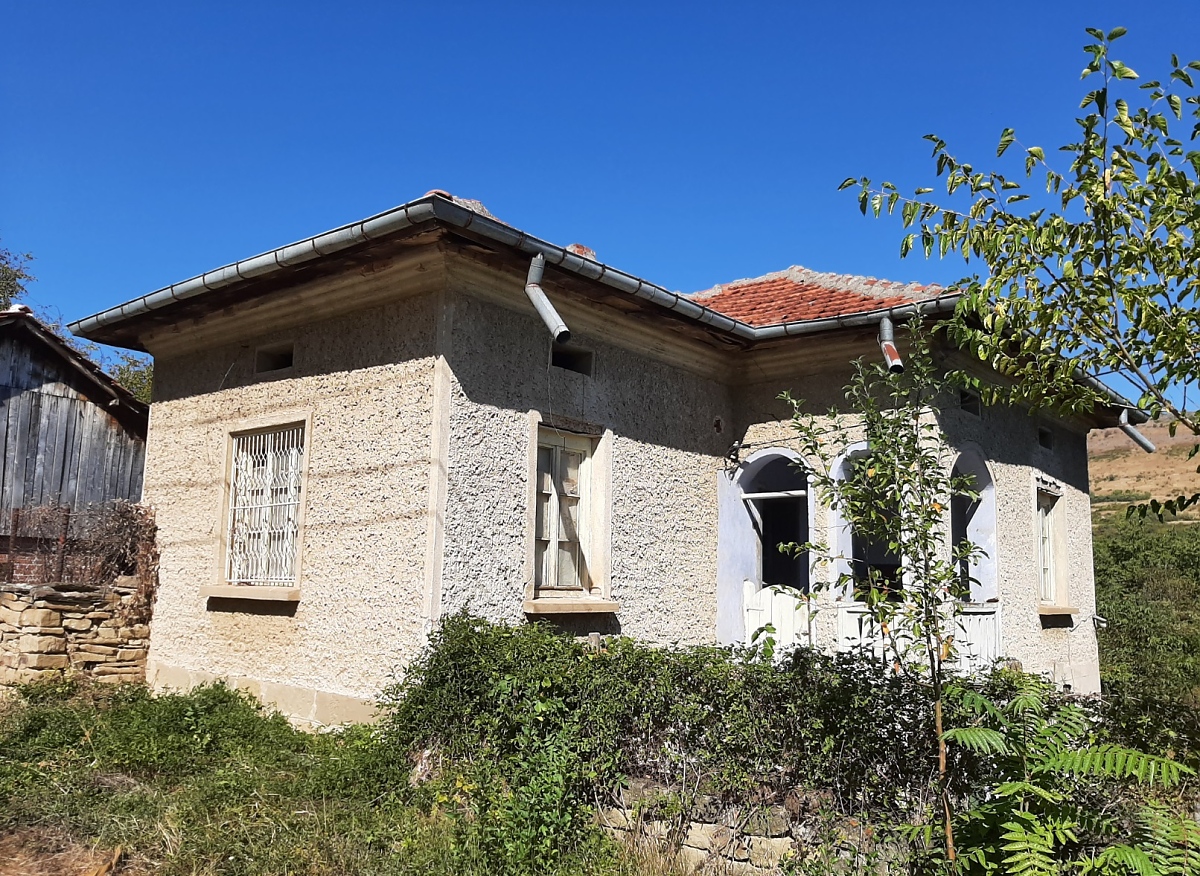 /old-country-house-with-plot-of-land-and-quiet-location-in-a-village-5-km-away-from-river-and-train-station/