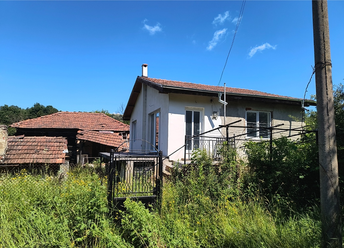 /partially-renovated-country-house-with-vast-plot-of-land-about-one-hour-away-from-sofia-bulgaria/