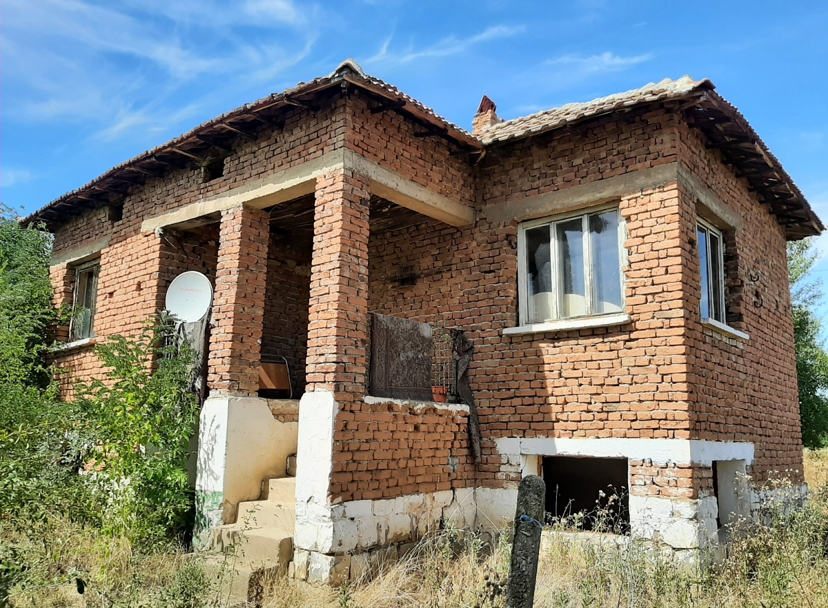 /derelict-old-property-with-quiet-location-providing-peace-and-privacy-25-km-away-from-two-big-cities-in-the-northwest-of-bulgari/