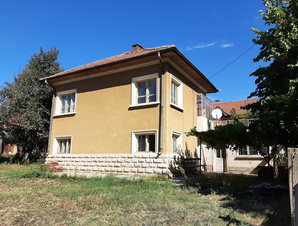 /solid-country-house-with-annex-garage-barn-land-and-quiet-location-35-km-away-from-vratsa-bulgaria/