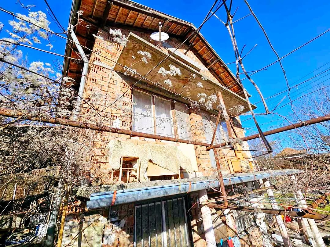 /country-house-with-plot-of-land-quiet-location-and-nice-views-situated-in-a-village-100-km-away-from-sofia-bulgaria/