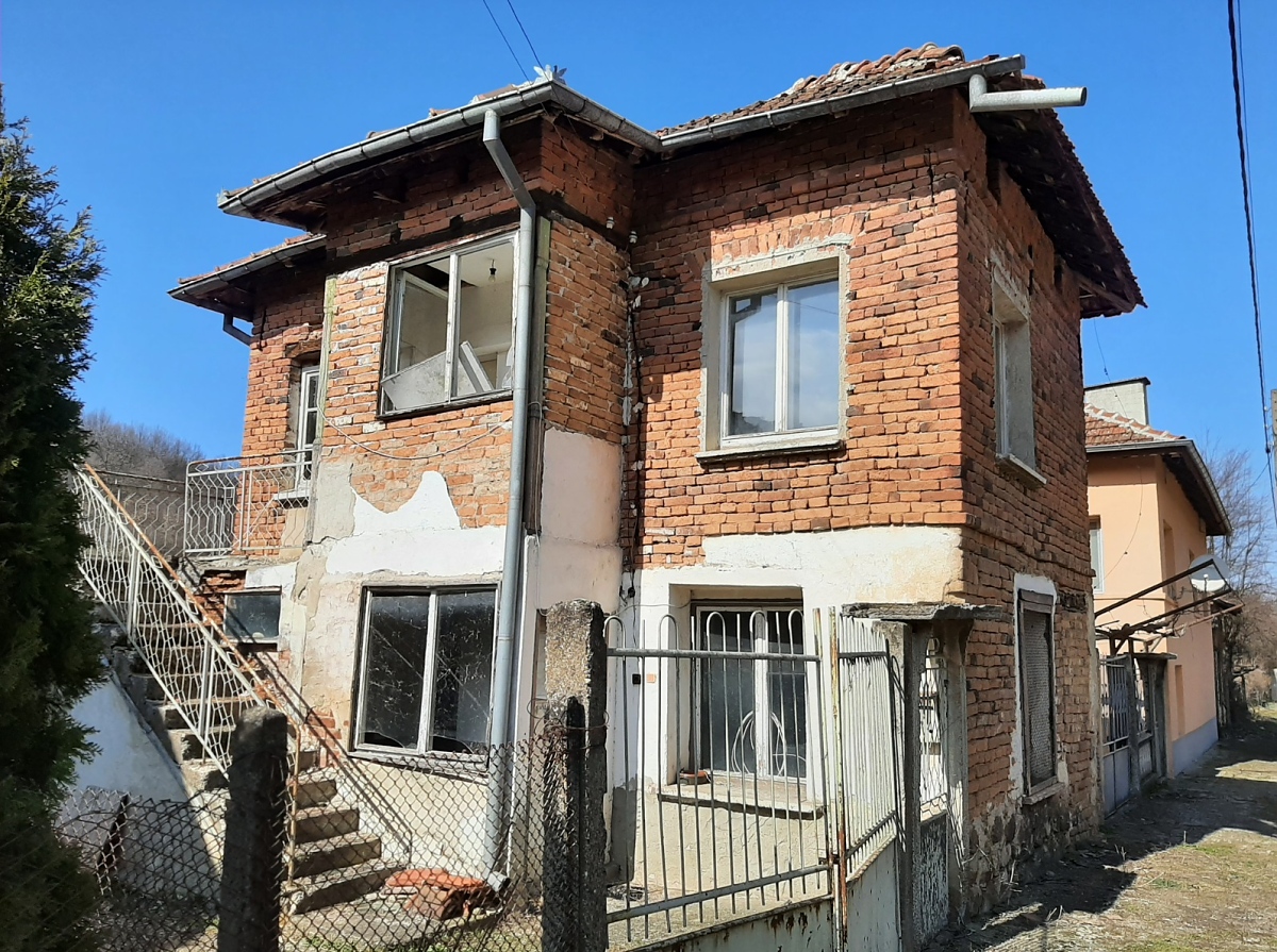 /cheap-rural-property-located-in-a-village-up-in-the-mountains-half-an-hour-away-from-montana-bulgaria/