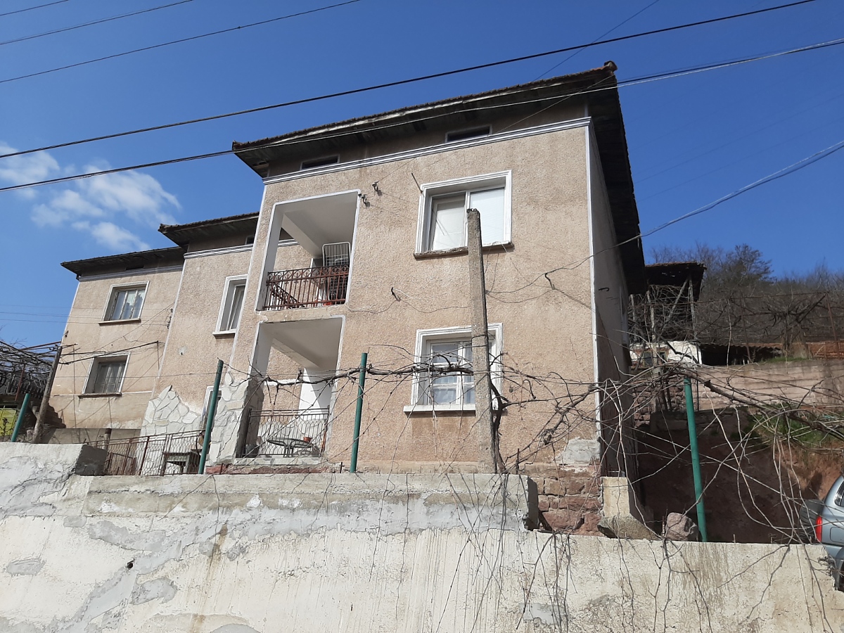 /partially-renovated-and-furnished-country-house-with-nice-location-just-one-hour-north-of-sofia-bulgaria/