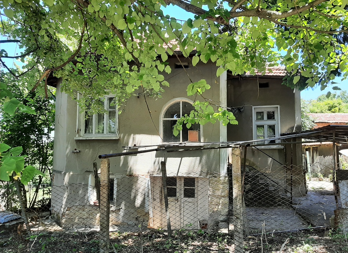 /old-rural-house-with-barn-plot-of-land-and-quiet-location-halfway-between-two-big-cities-in-the-northwest-of-bulgaria/