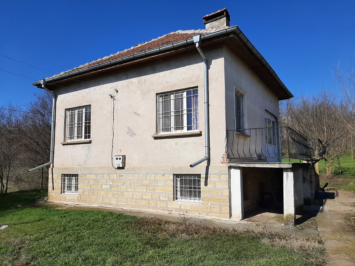 /renovated-country-house-with-barn-and-plot-of-land-located-in-a-village-near-river-60-km-north-of-vratsa-bulgaria/